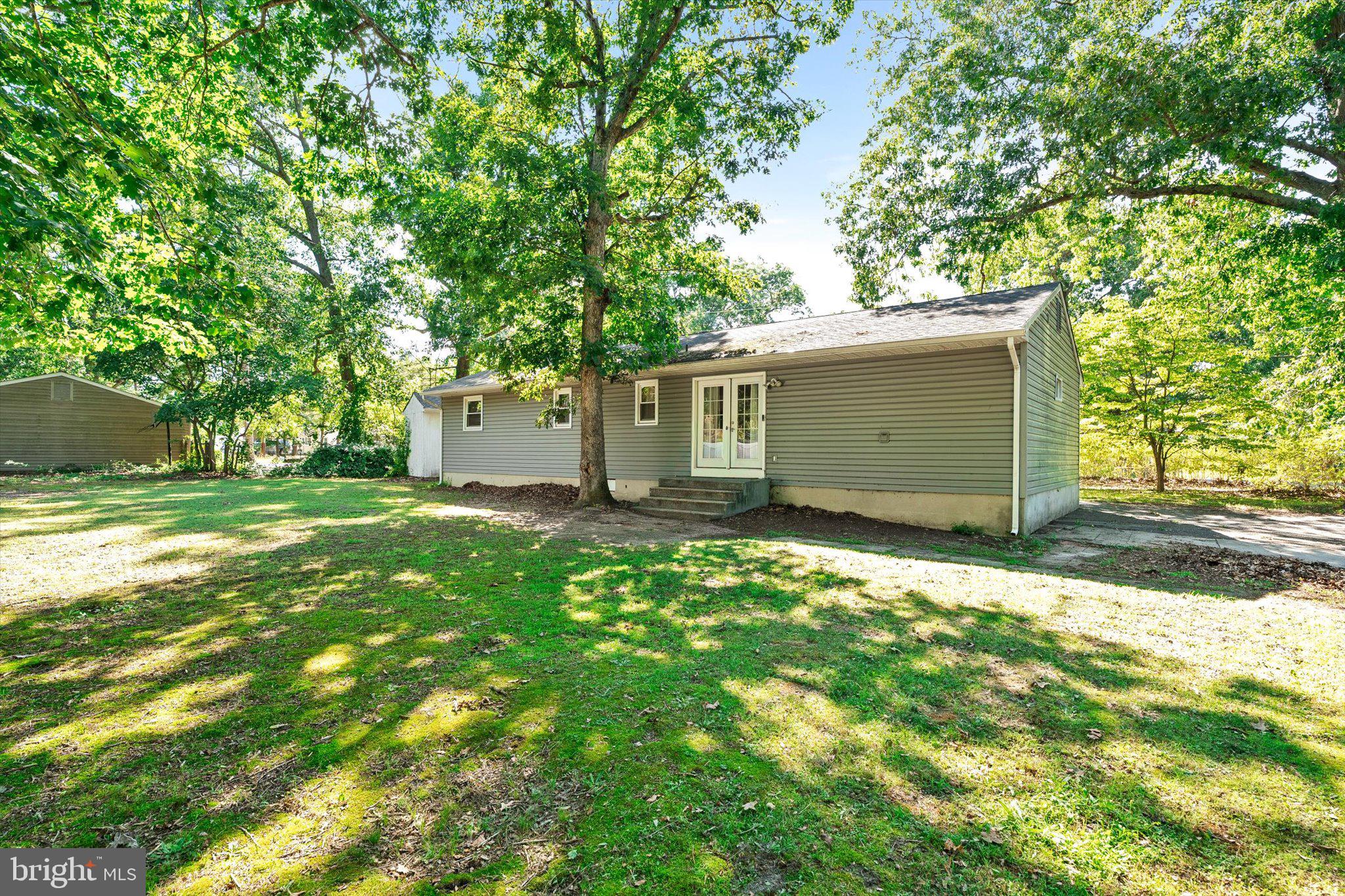 502 E LAKESHORE DRIVE