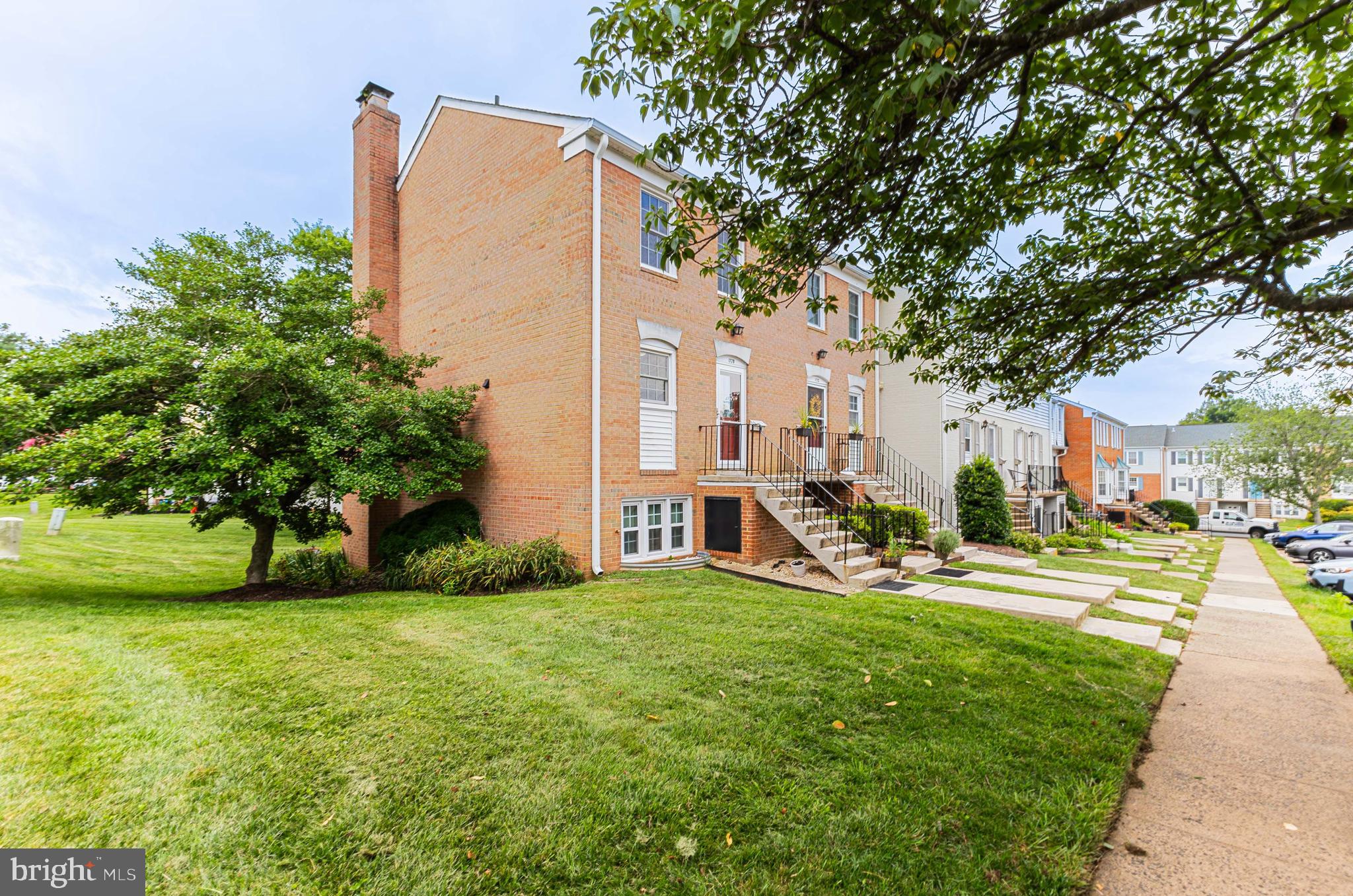 172 LEEDS COURT B W