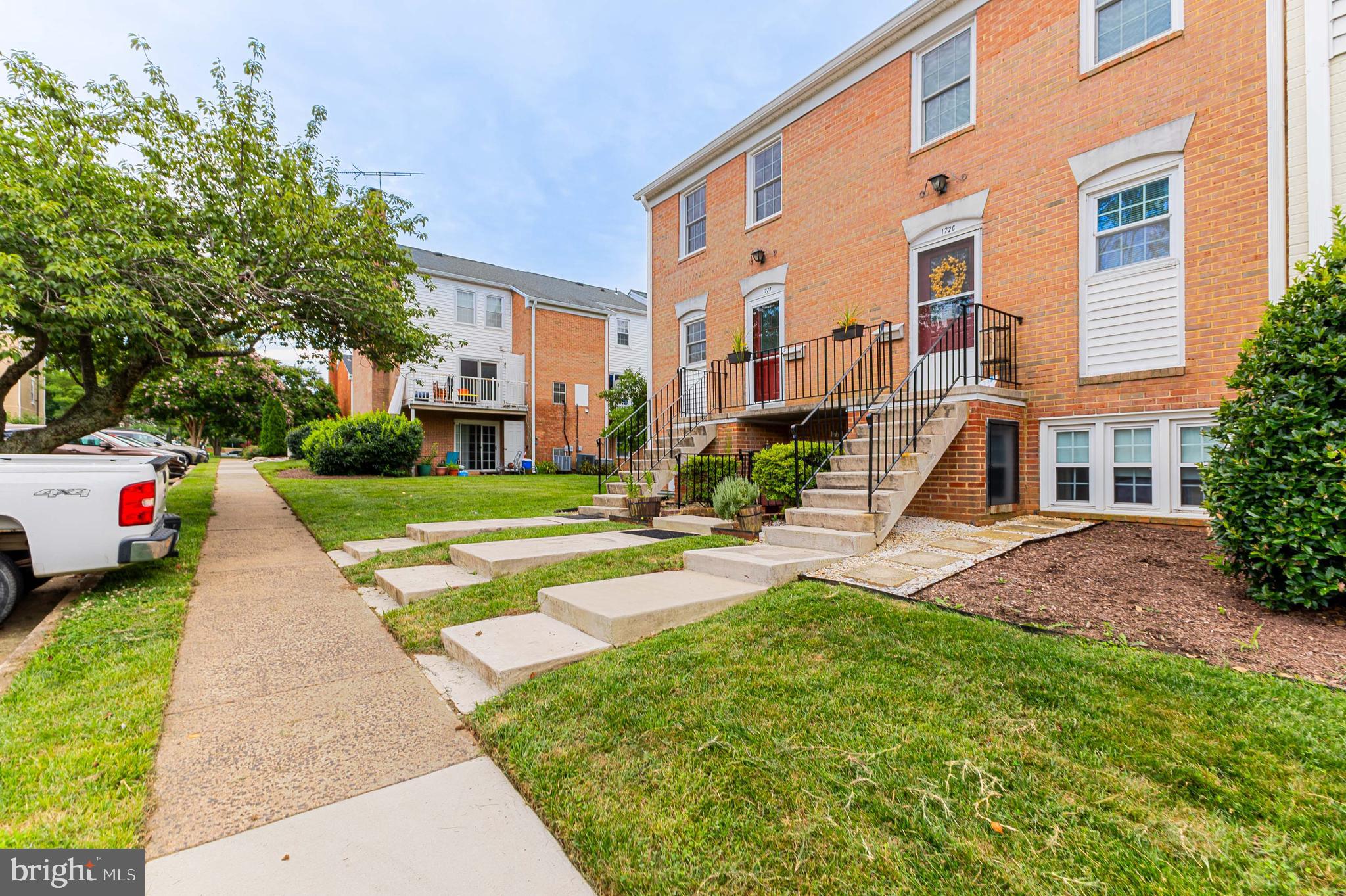 172 LEEDS COURT B W