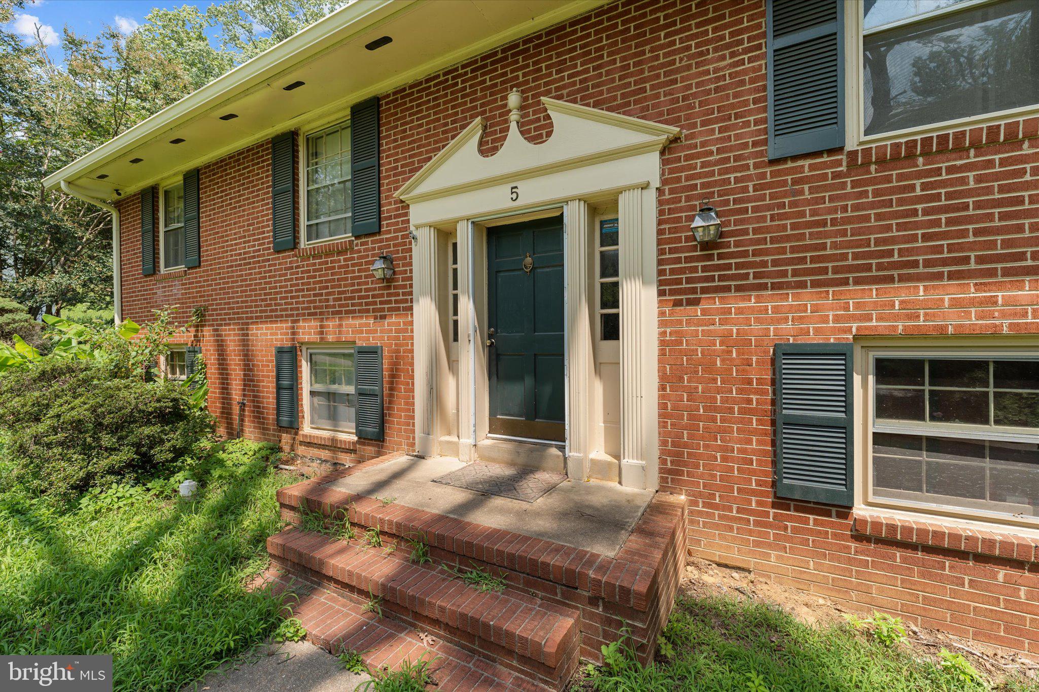 5 WARFIELD PLACE