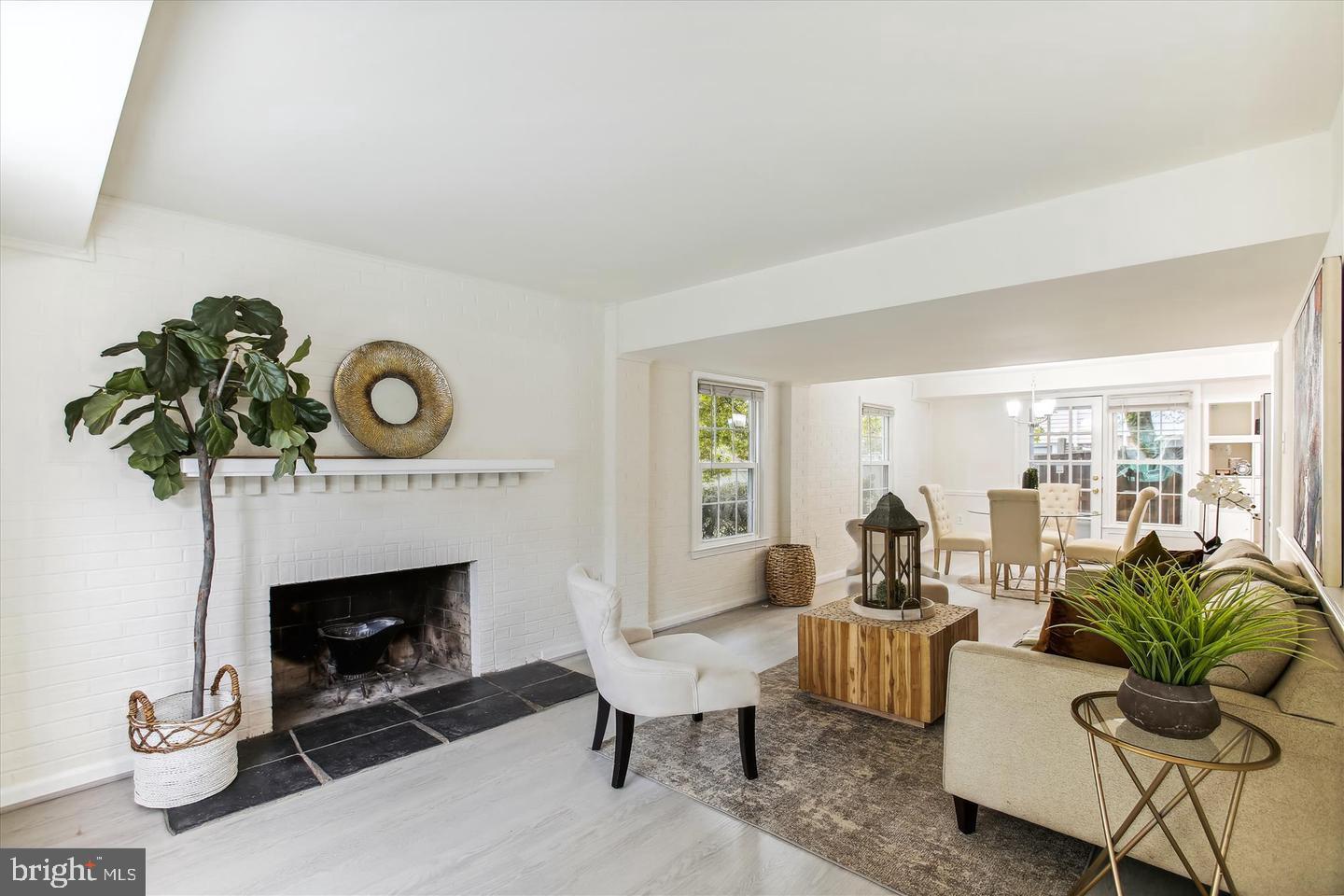 PINEWOOD LAKE - Residential Lease