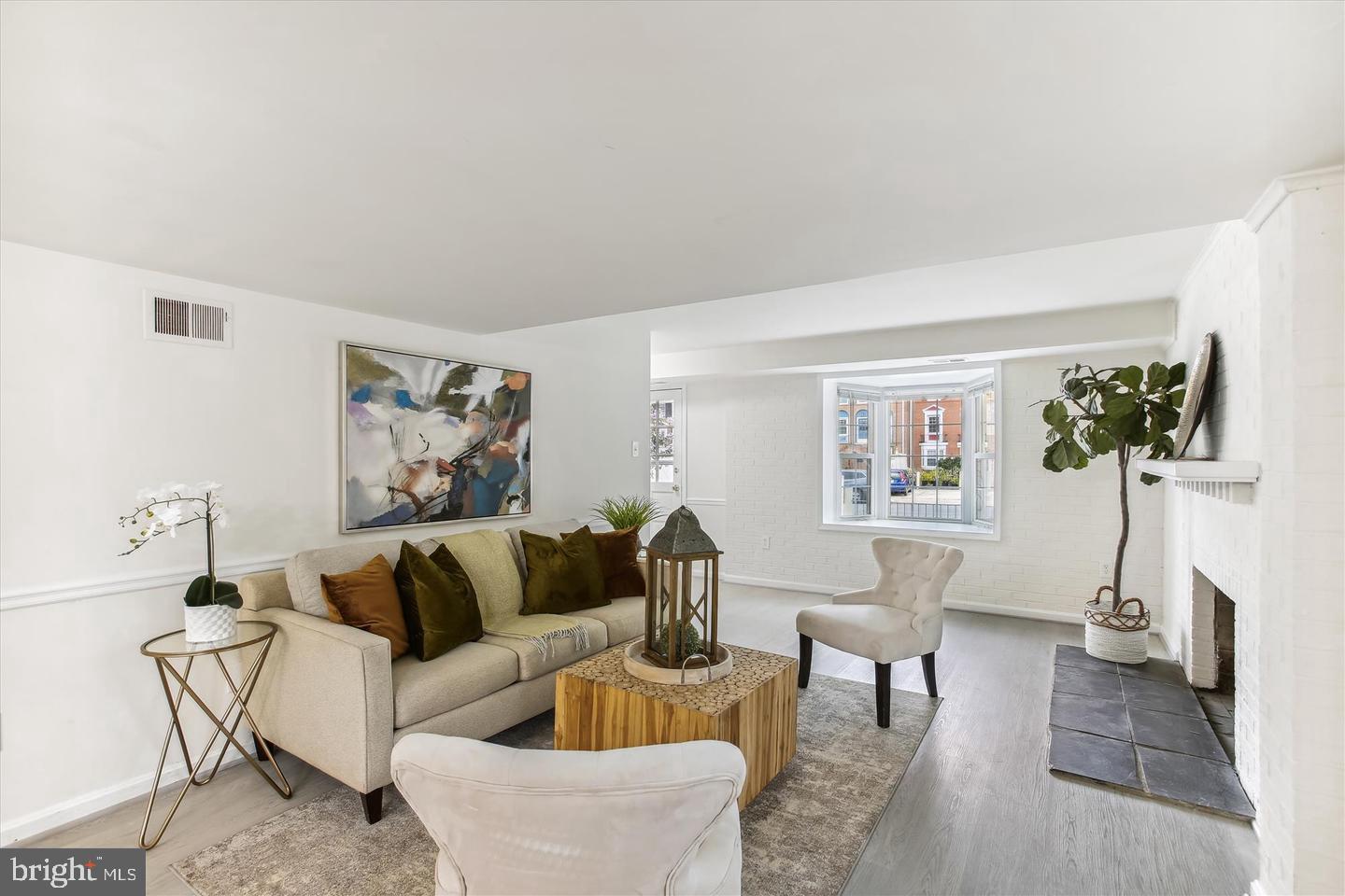 PINEWOOD LAKE - Residential Lease