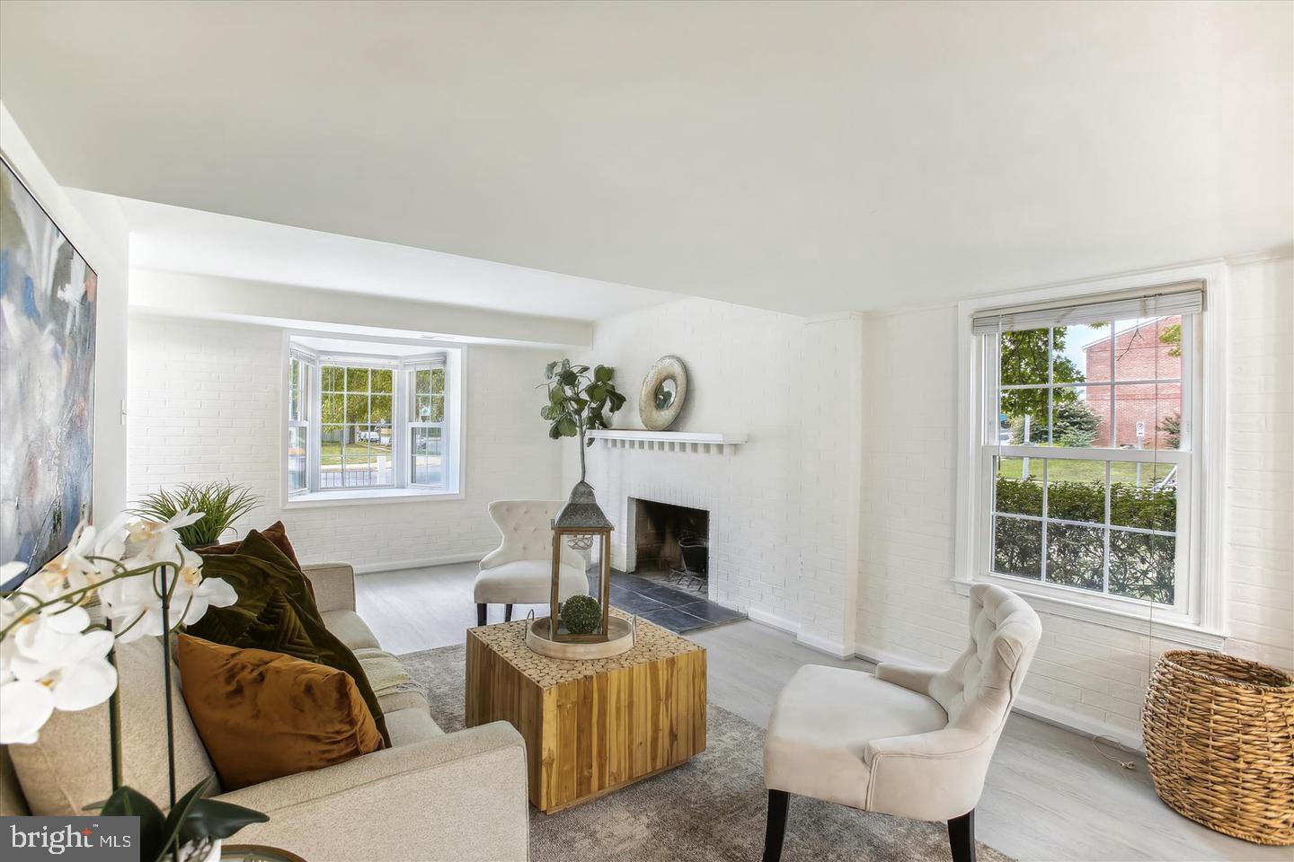 PINEWOOD LAKE - Residential Lease