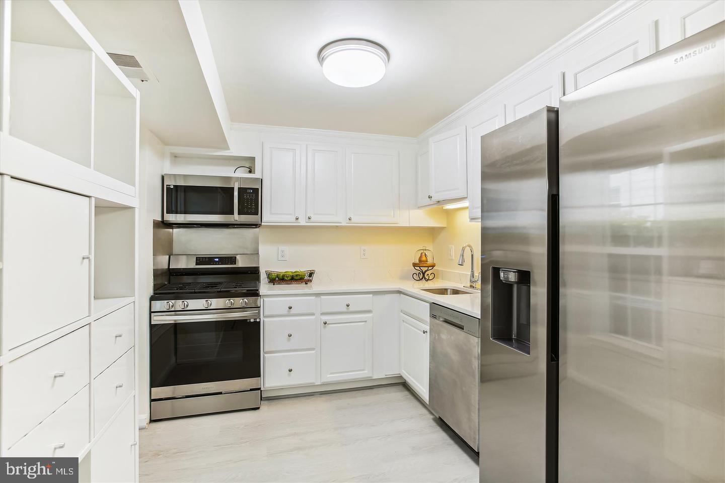 PINEWOOD LAKE - Residential Lease