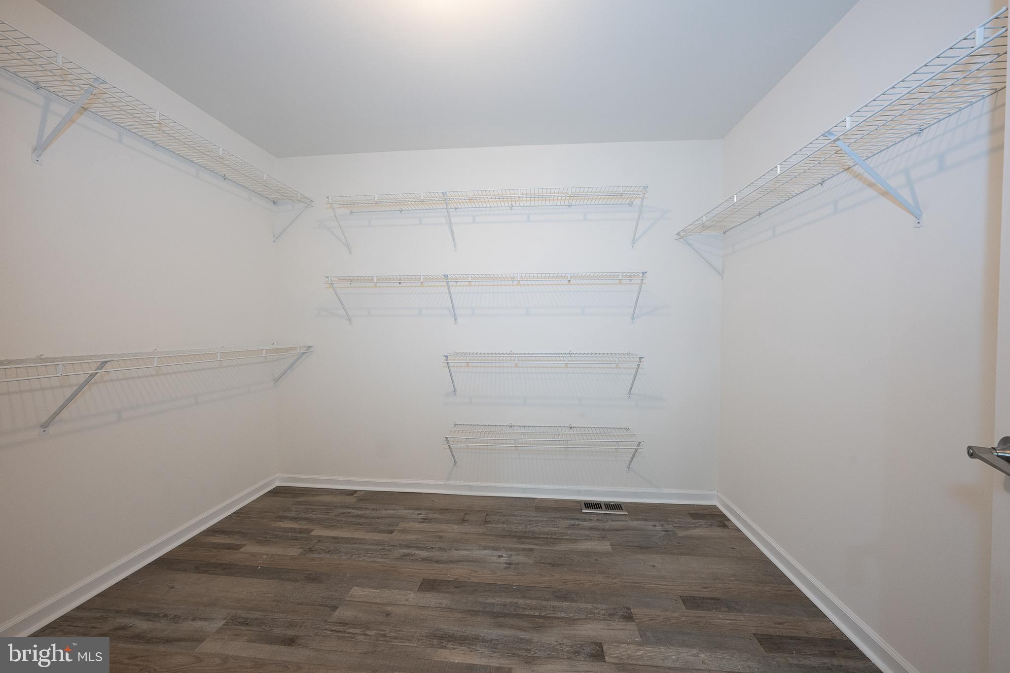 EARLES LAKE - Residential