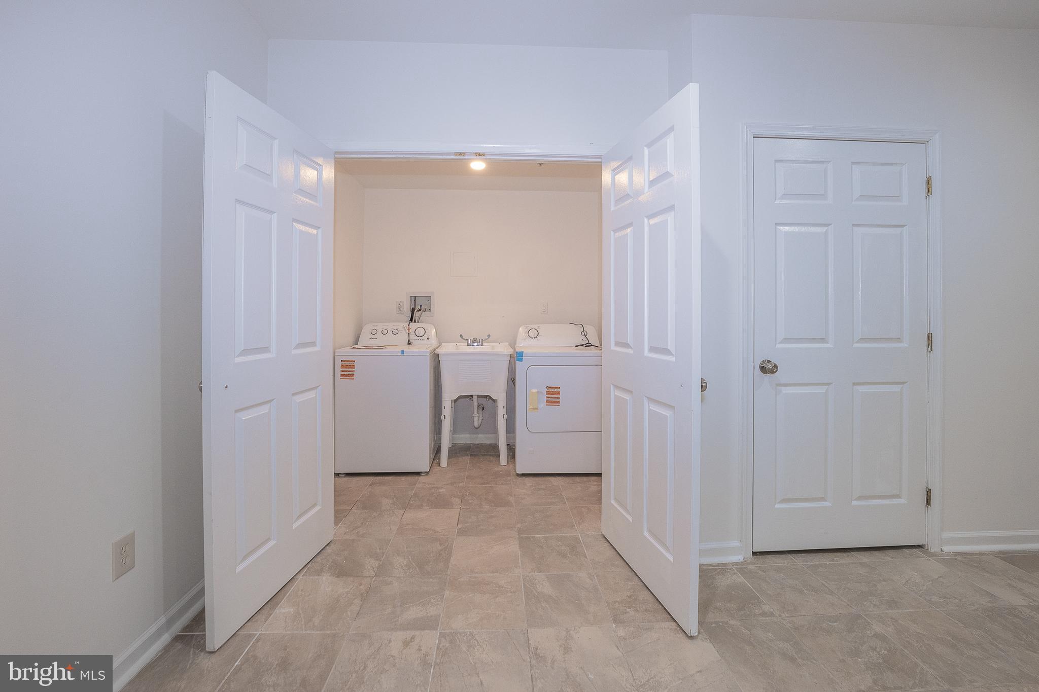 EARLES LAKE - Residential