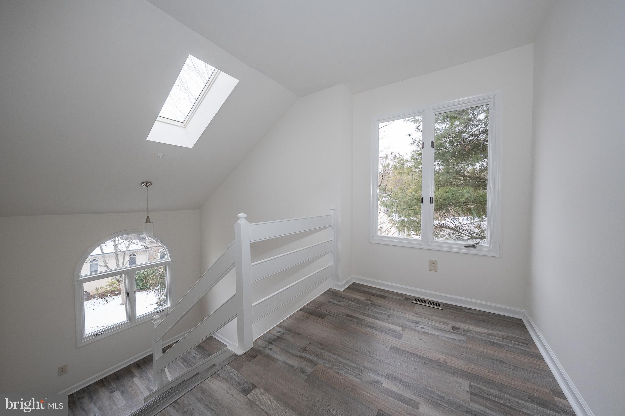 EARLES LAKE - Residential