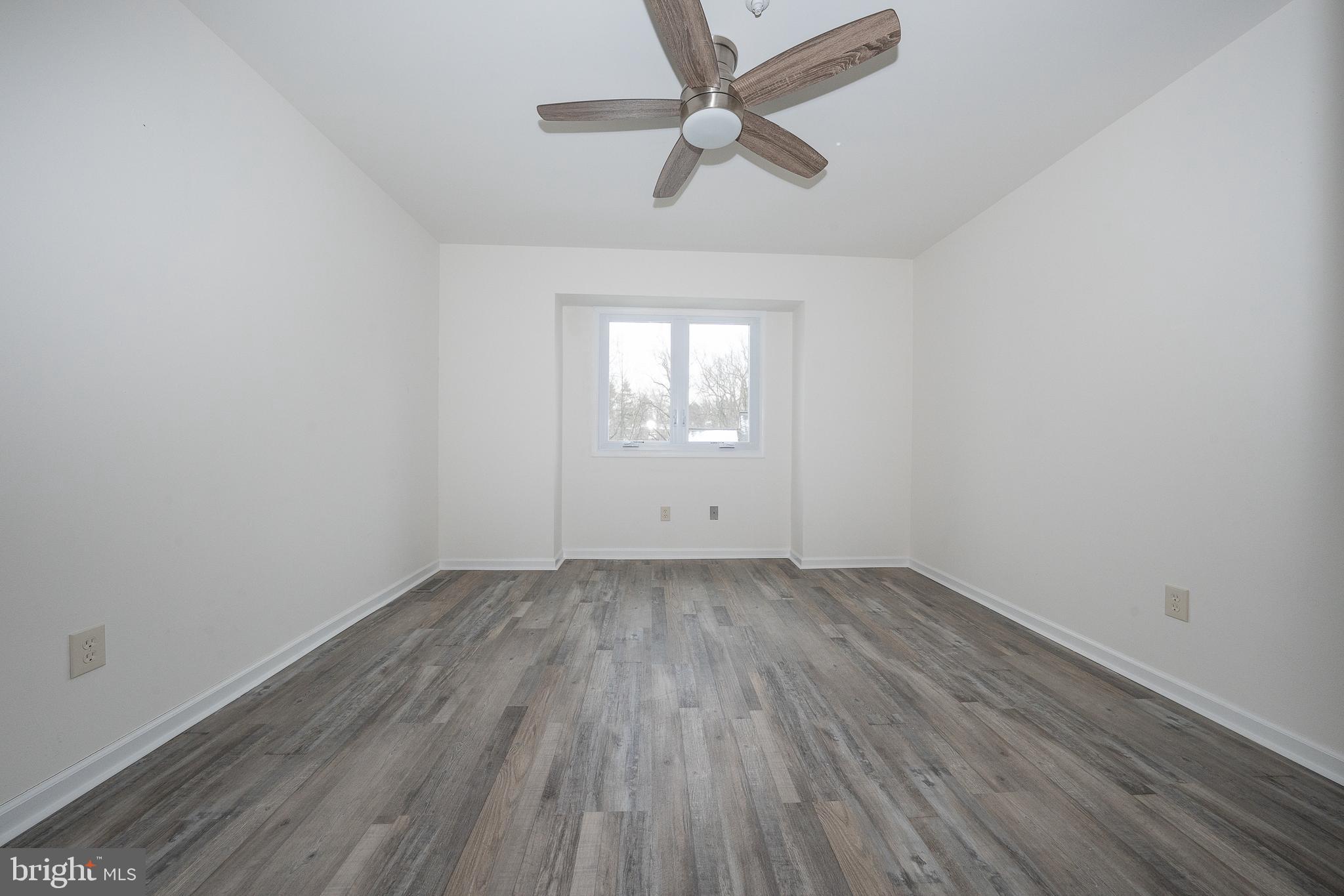 EARLES LAKE - Residential