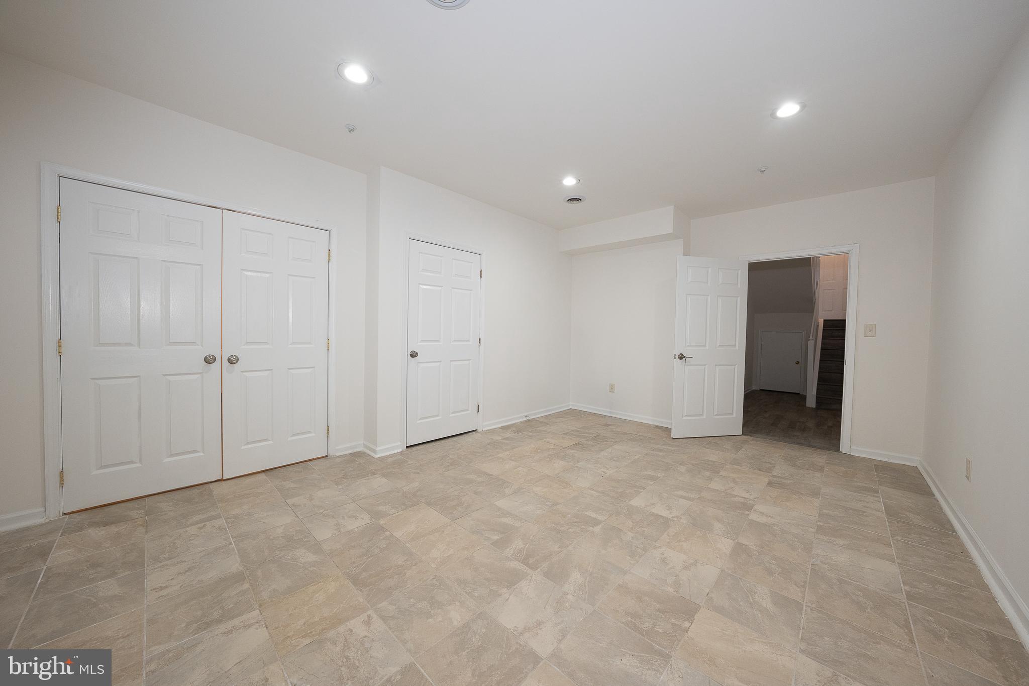 EARLES LAKE - Residential