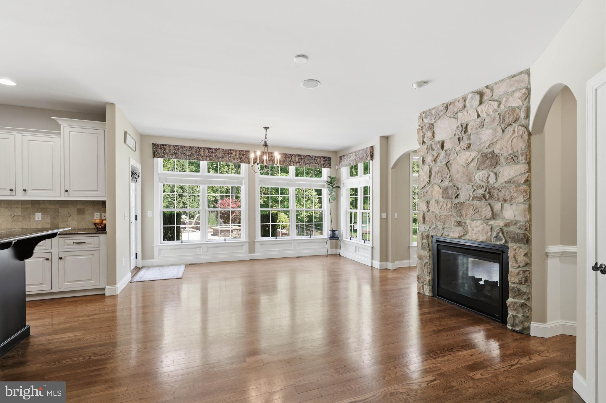 1392 FOX HILL DRIVE