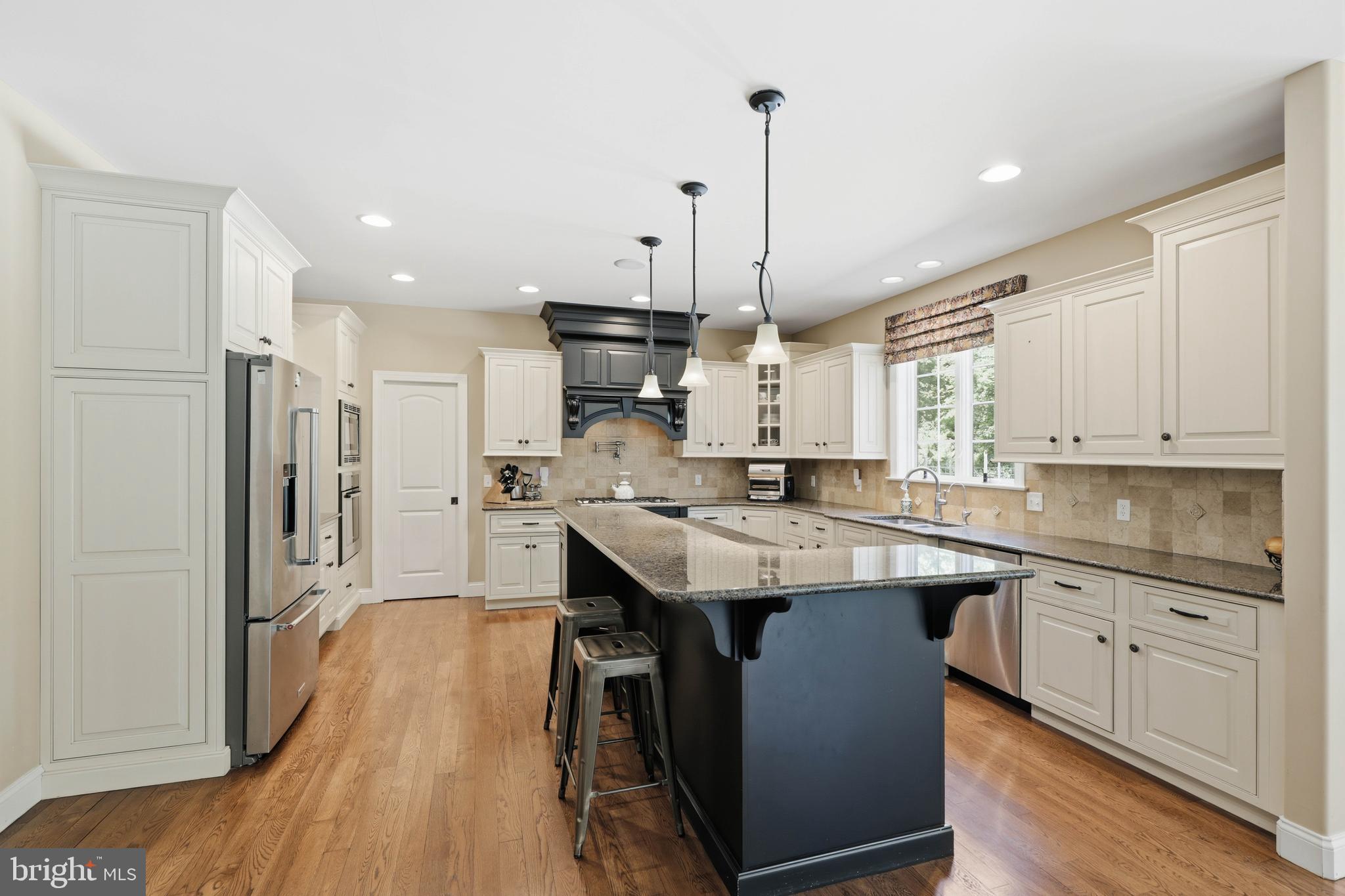 1392 FOX HILL DRIVE
