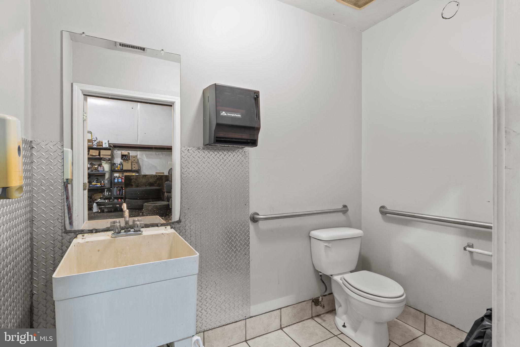 EDGELY - Commercial Sale