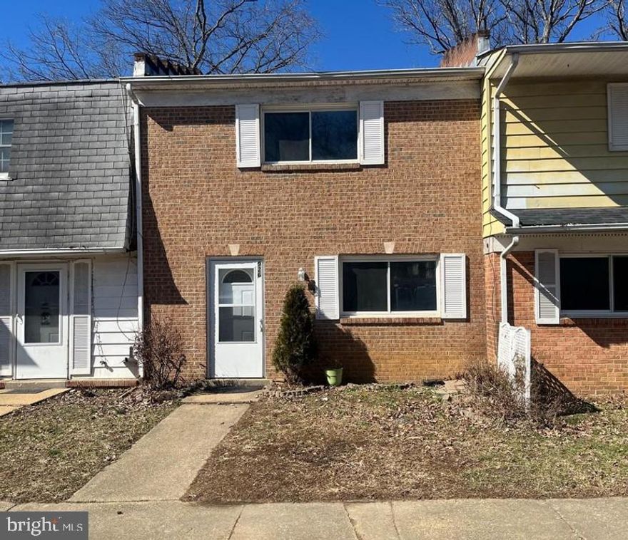 Beautifully updated townhome! ✨
Fresh paint, new carpet, updated appliances, and more — plus a fenced backyard! 🏡 This 3-bedroom, 2-bath, 1,200-sq-ft home at 926 Anvil Road is move-in ready and an absolute must-see! Conveniently located close to I-95, downtown Fredericksburg, Quantico, shopping, and restaurants. This one will not wait — schedule your showing today!