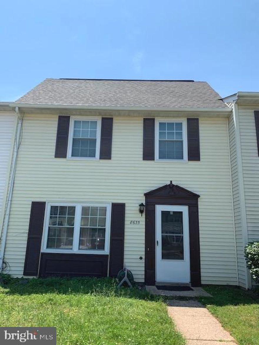 Fantastic townhouse available with 2 Bedrooms and 2.5 Bathrooms! New roof, freshly painted. Private fenced in backyard.  It is ready to move in.