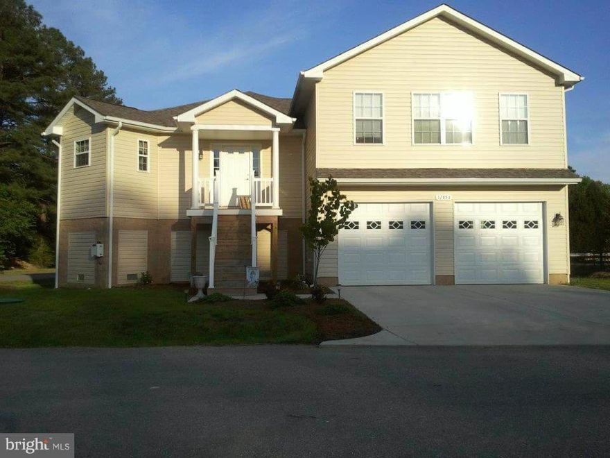 This coastal style home is a charmer!  Spacious open floor plan   kitchen w/ SS appliances & island, flows effortlessly into the living area   to the MAIN LEVEL MASTER w/ walk-in closet & bath w/ jetted tub.  Additional BR s are generously sized!  Large 2 car garage & walk-in crawl space w/shelving & electricity!  Relax on the deck or enjoy the local amenities   public boat ramp & restaurants!