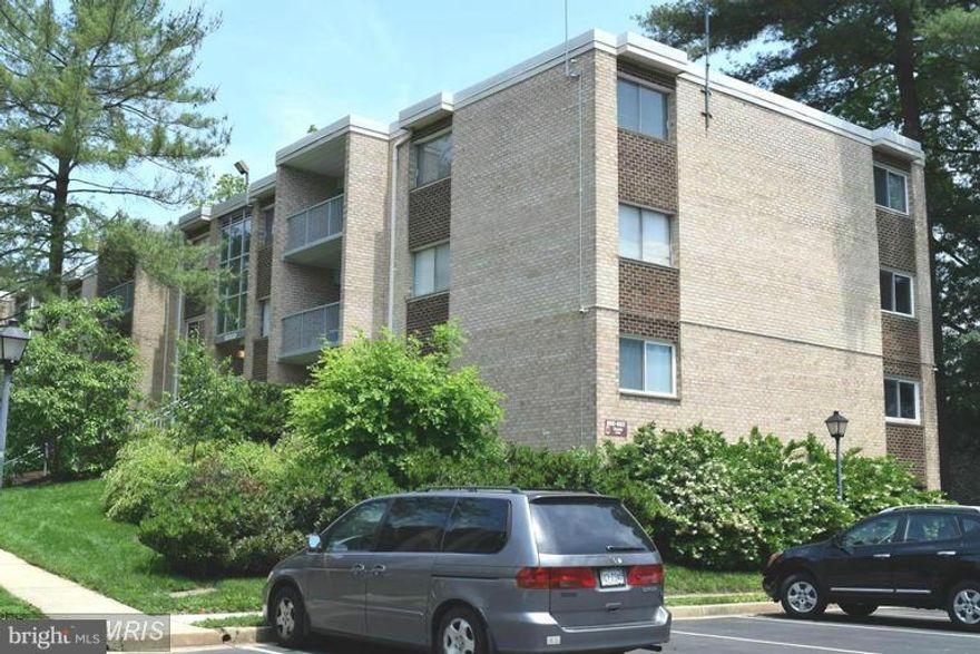 Fantastic location! 2 bedrooms condo with new floor, new bath, new paint. Near Orange Line (Dunn Loring), Mosaic District, & all major commuter routes (only 5-7 minutes to Tysons!). ALL Utilities except phone & cable are include in rent payment. Community Pool, close to Shopping and Restaurants. !!!