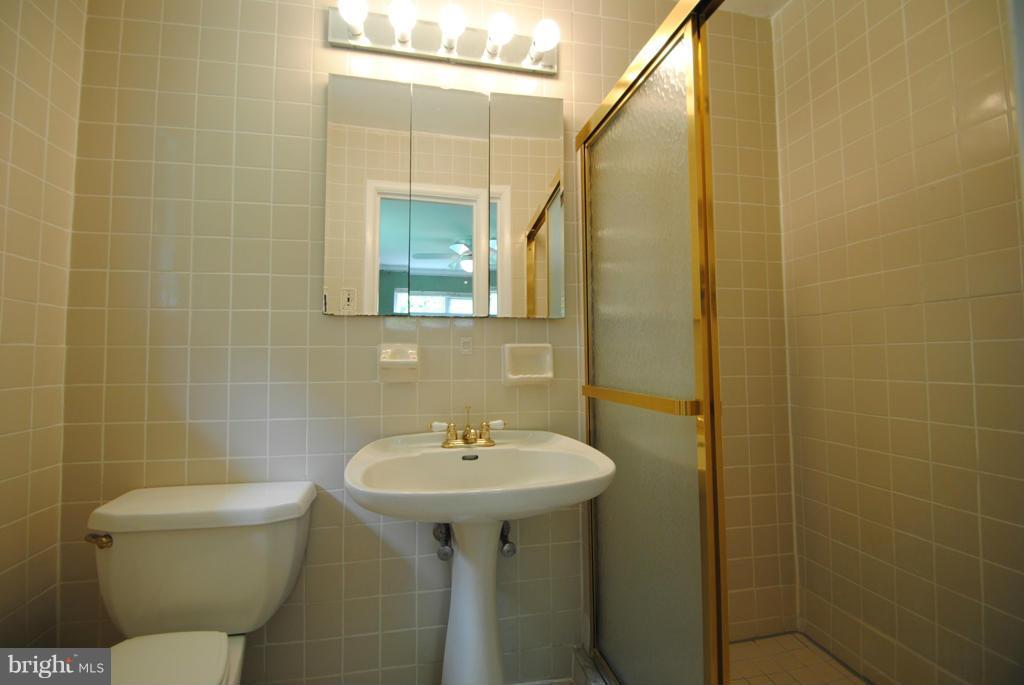 MCLEAN MANOR - Residential Lease