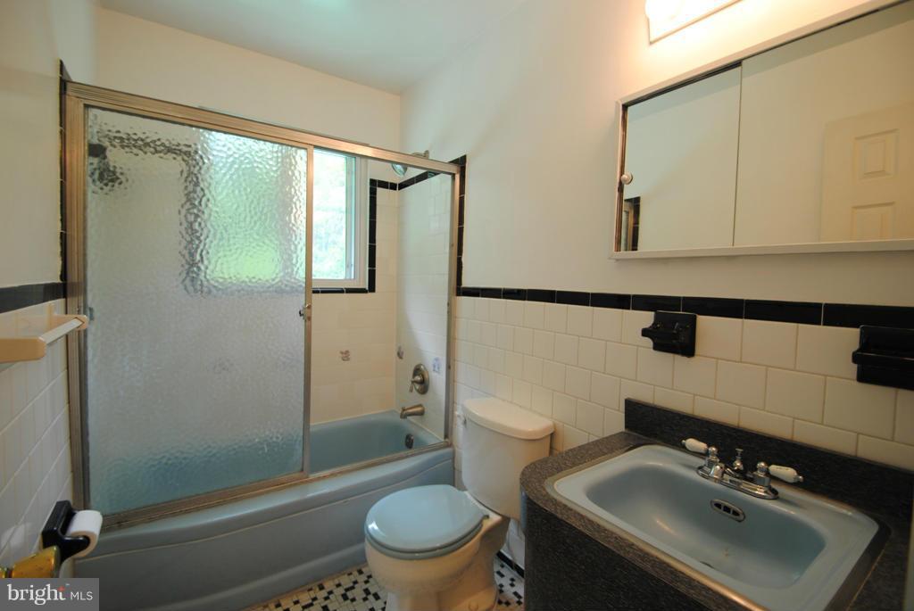 MCLEAN MANOR - Residential Lease