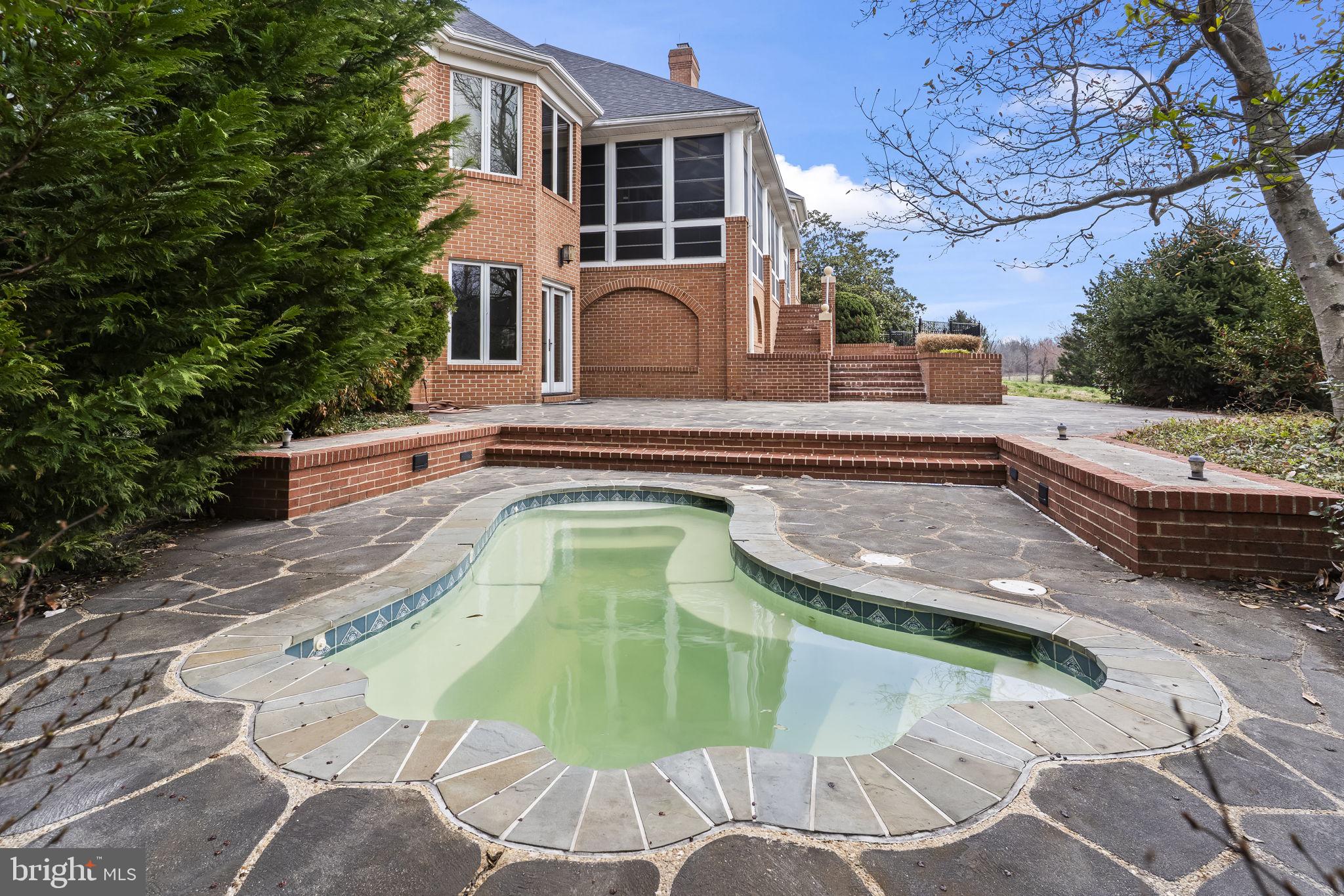 OLD SOUTH COUNTRY CLUB - Residential