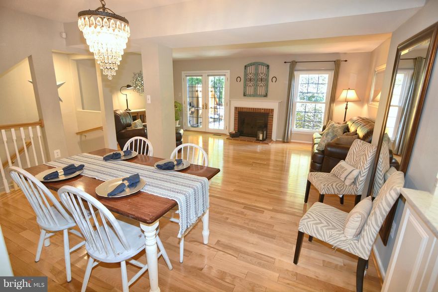 "WITHOUT QUESTION YOU WILL NOT FIND A NICER TURN-KEY PROPERTY IN ARLINGTON FOR THIS PRICE!" 4BR 3.5BA OVERLOOKING WOODED PARKLAND,WALK TO SHIRLINGTON VILLAGE. GOURMET KITCHEN w/CUSTOM CBTS, GRANITE CNTRS & SS APPL.INCREDIBLY OPEN FLR PLAN w/GLEAMING HARDWOODS.HIGHLY UPDATED 1/2 BA ON MAIN LVL. 3 BR UP. BEAUTIFUL MA BR w/ EN-SUITE FULL BA,2ND FULL BA UP ALSO STUNNING.HUGE REC RM w/ 4TH BR & FULL BA