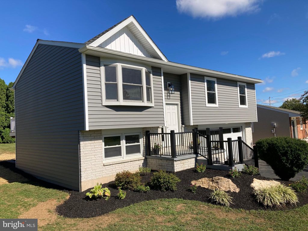 Photo of 14 S OAK ST, LITITZ, PA 17543 (MLS # PALA2024436)