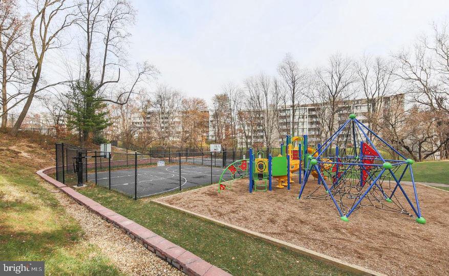 PRESIDENTIAL TOWERS - Residential