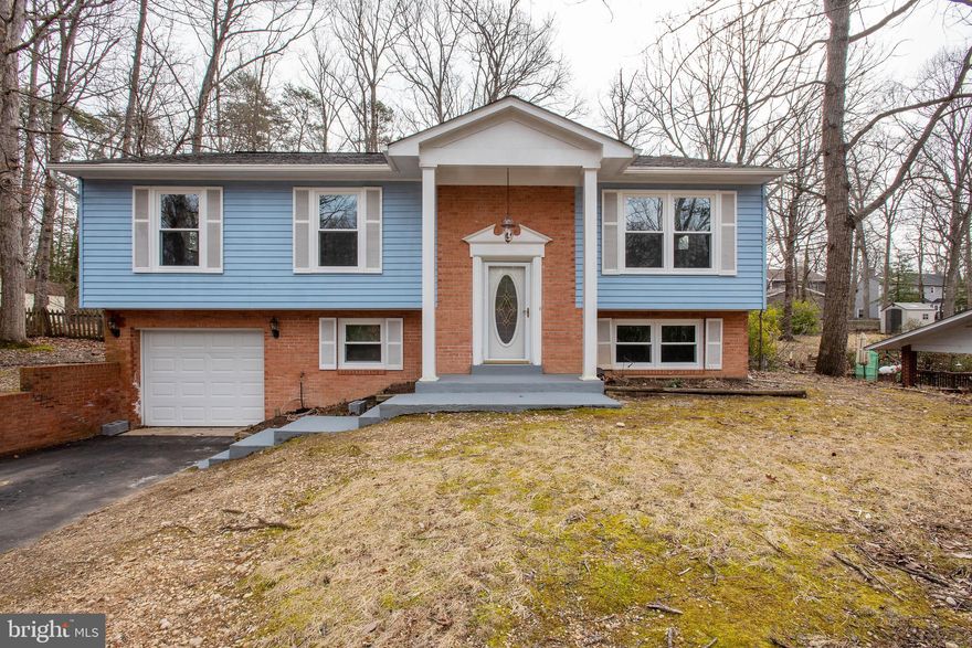 Lovely single family home located in section 1 of the Harbour.  Granite counters, stainless appliances, title floors in baths. Wood floors throughout upstairs level, Fully fenced rear yard and large deck w/ shed.