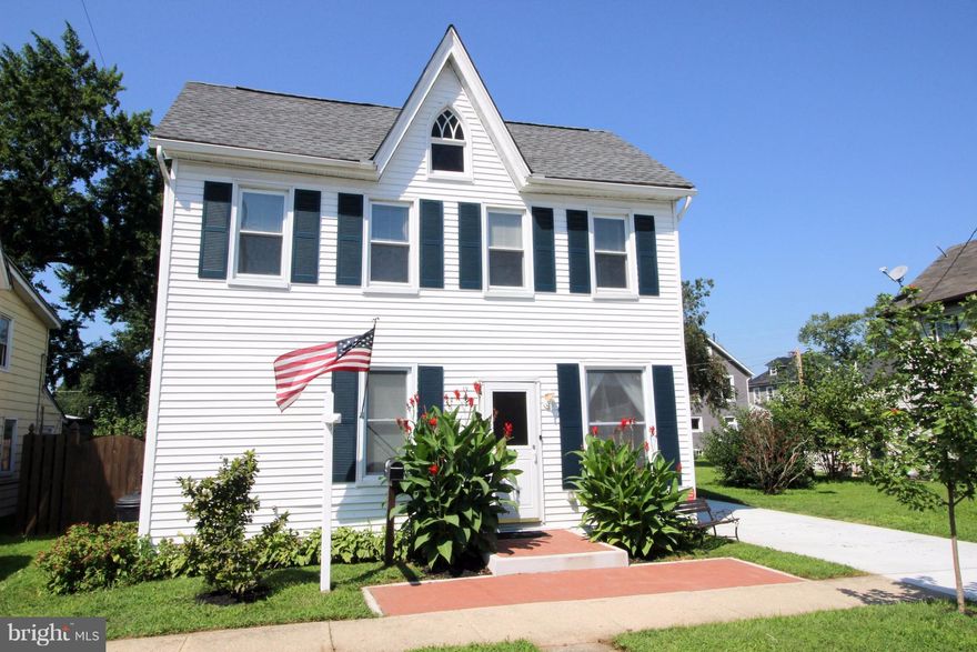 Only 3 blocks to Shops,Dining,Pubs & Waterfront! Completely gutted & rehabbed! Open Floor Plan,Wood Floors,Main Level Bath,Gorgeous Kitchen w/Breakfast Bar,Granite,SS Appls! No problem parking with a 2car driveway! This home has a perfect blend of suburban privacy with the appeal of a walk-able downtown urban vibe! Enjoy July 4th Parade from your front step & fireworks from huge,private backyard!