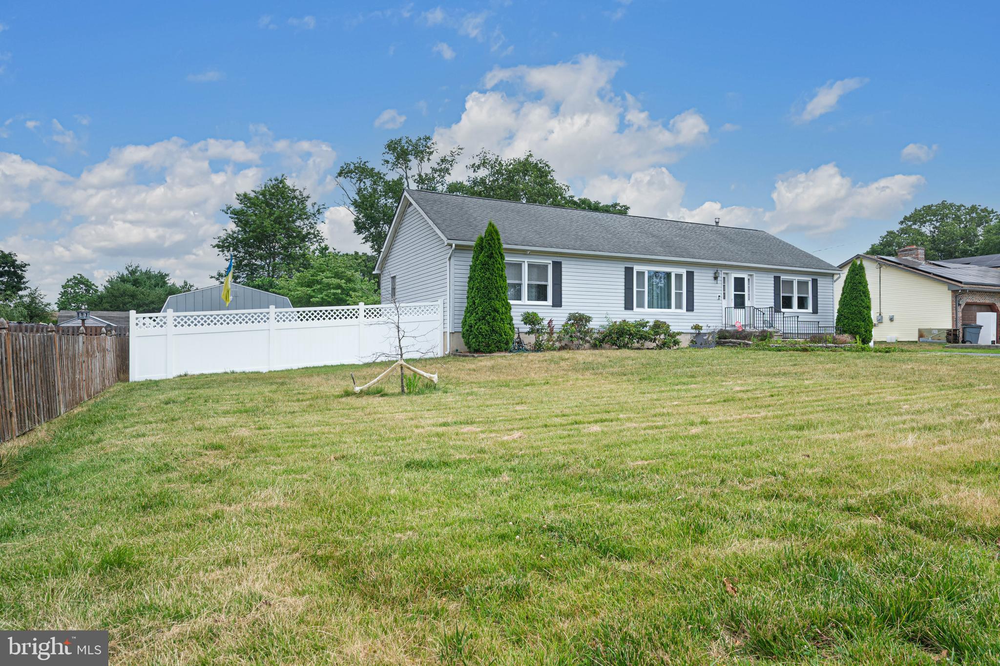 208 W ARCTIC AVENUE