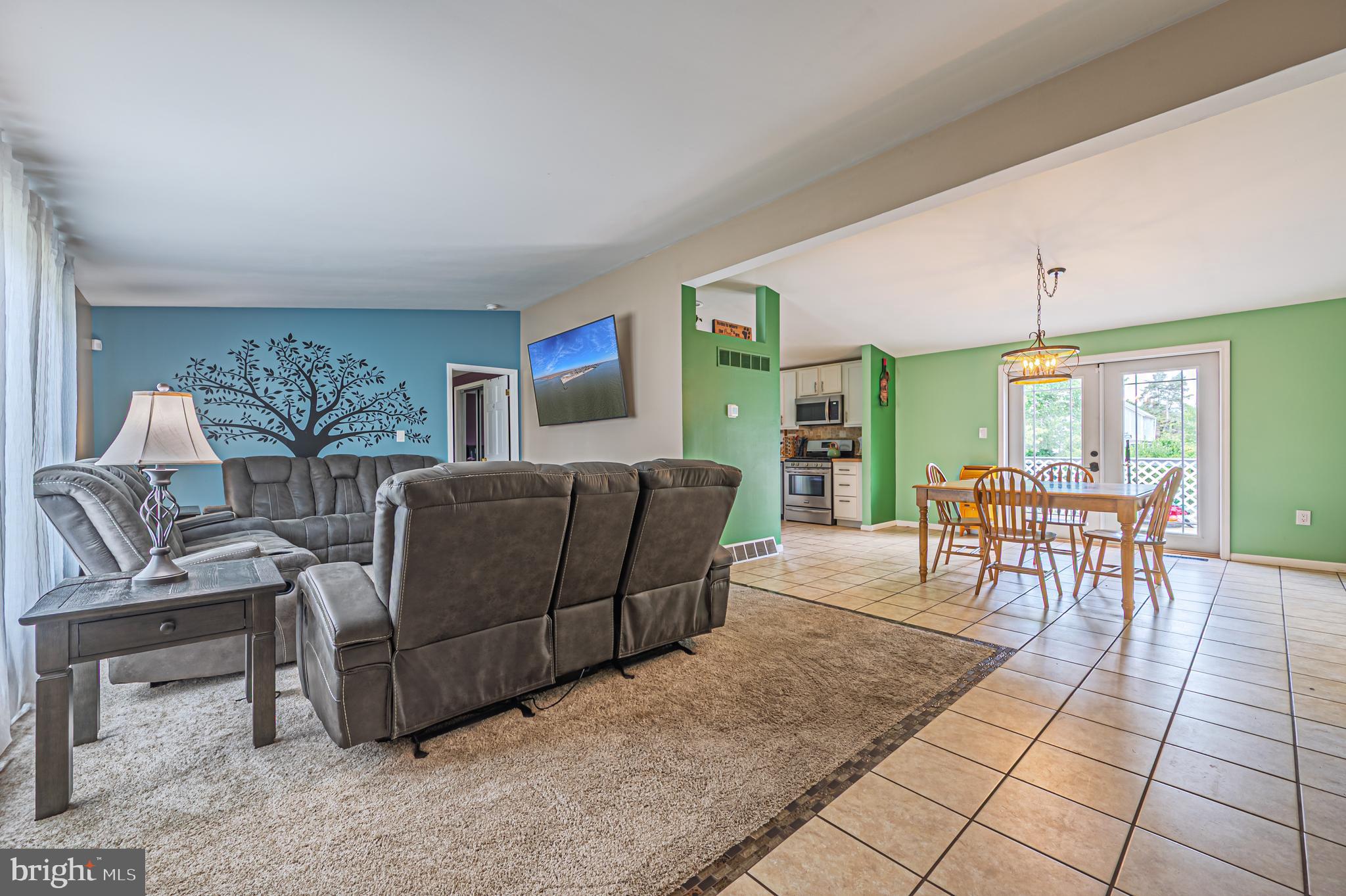 208 W ARCTIC AVENUE