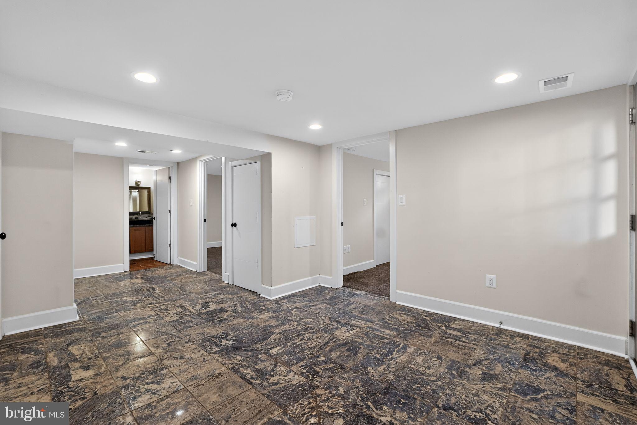 UNIVERSITY GARDENS - Residential