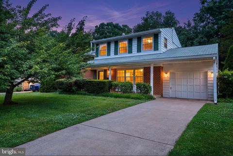 Photo of 8319 W Boulevard Drive, ALEXANDRIA, VA 22308 (MLS # VAFX2315626)