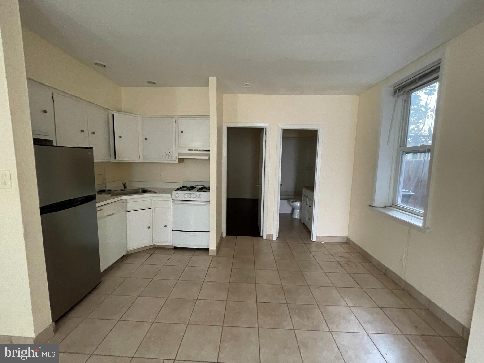 QUEEN VILLAGE - Residential Lease