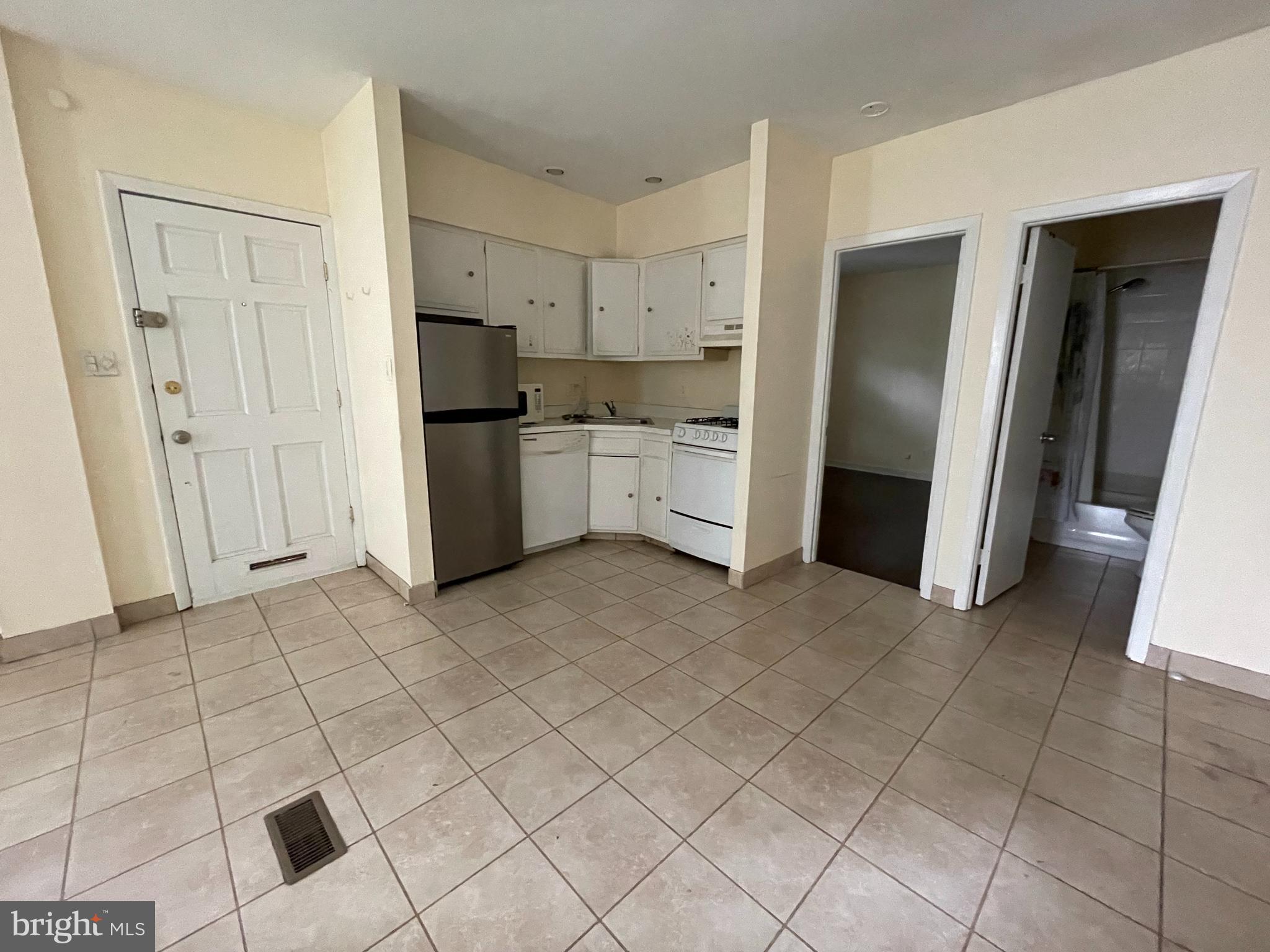 QUEEN VILLAGE - Residential Lease