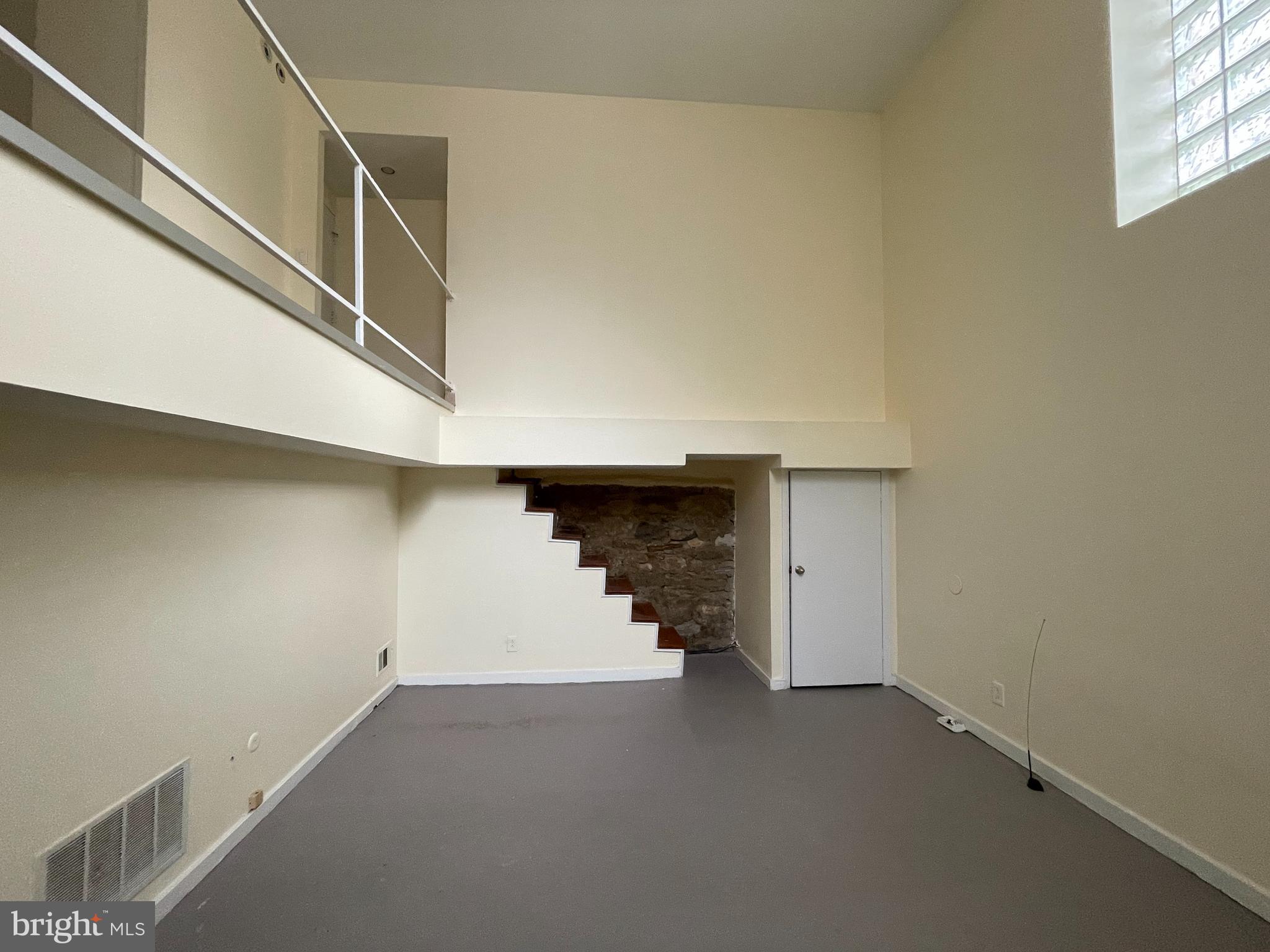 QUEEN VILLAGE - Residential Lease