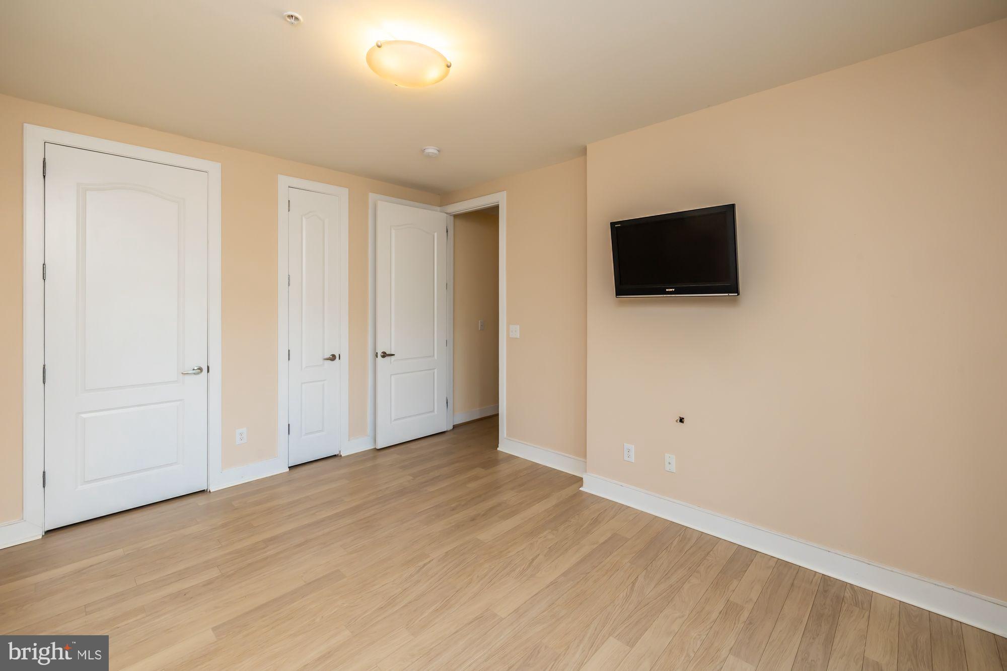 MERIDIAN VALLEY SQ - Residential