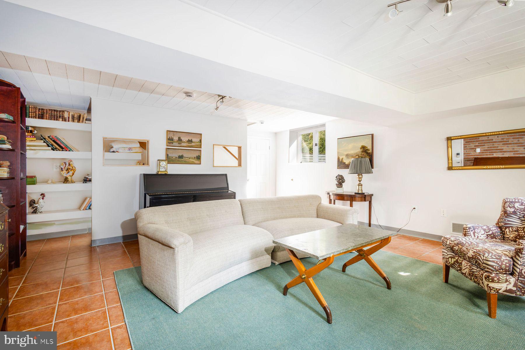 CHESTNUT HILL - Residential