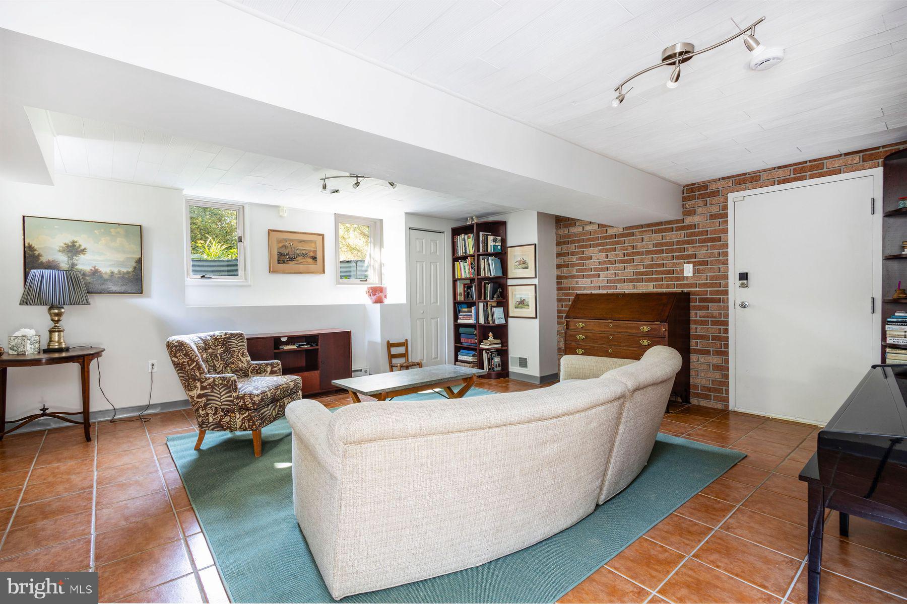 CHESTNUT HILL - Residential