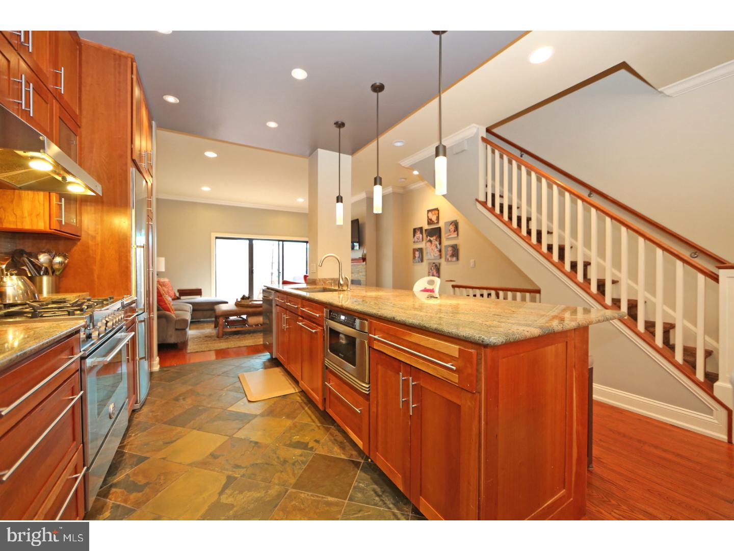 QUEEN VILLAGE - Residential