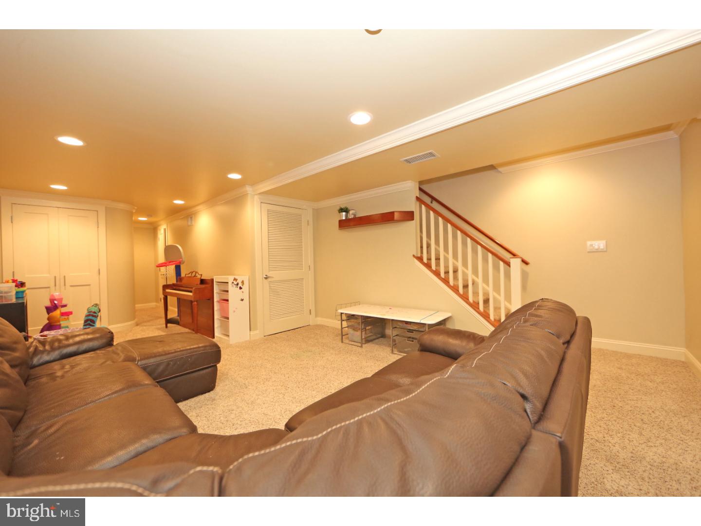 QUEEN VILLAGE - Residential