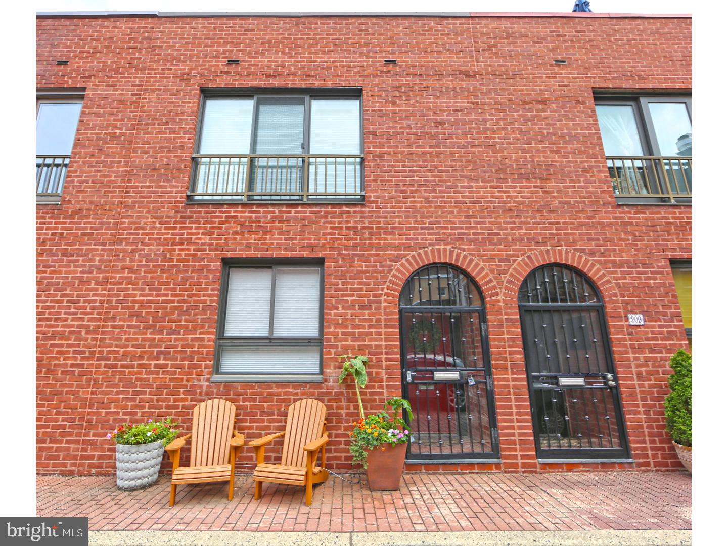 QUEEN VILLAGE - Residential