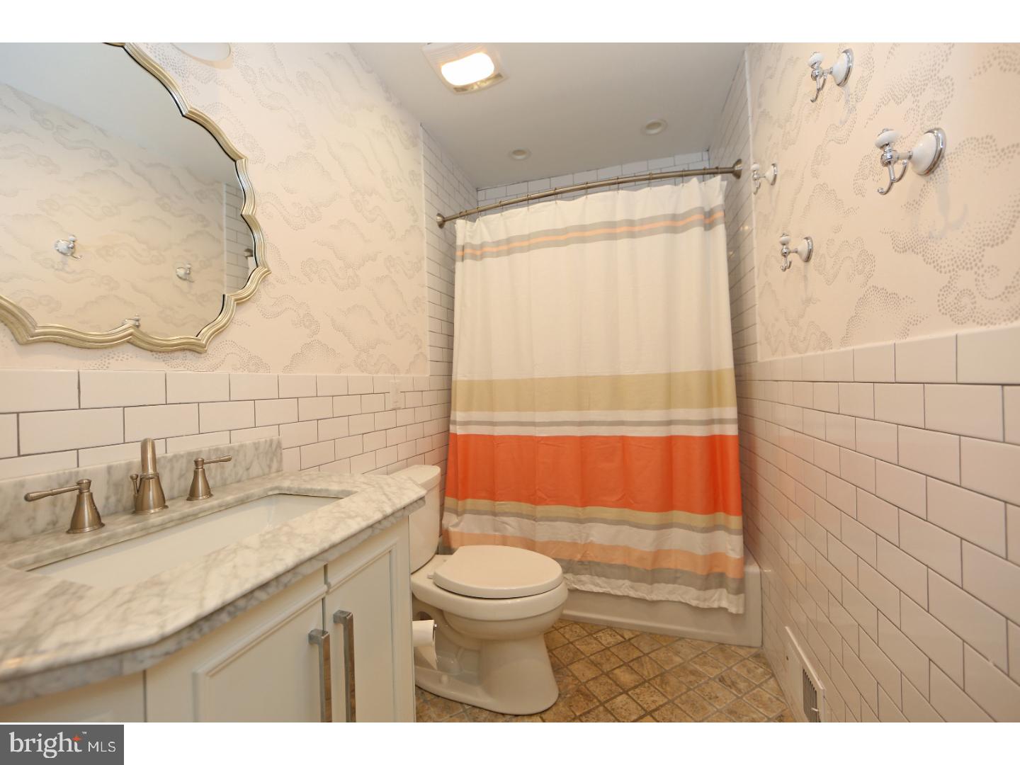 QUEEN VILLAGE - Residential