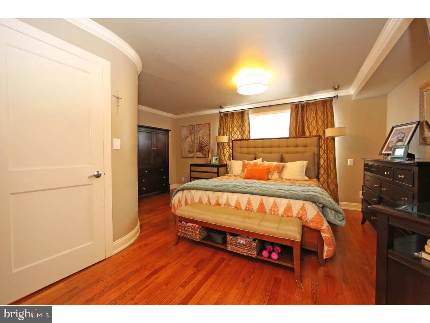 QUEEN VILLAGE - Residential