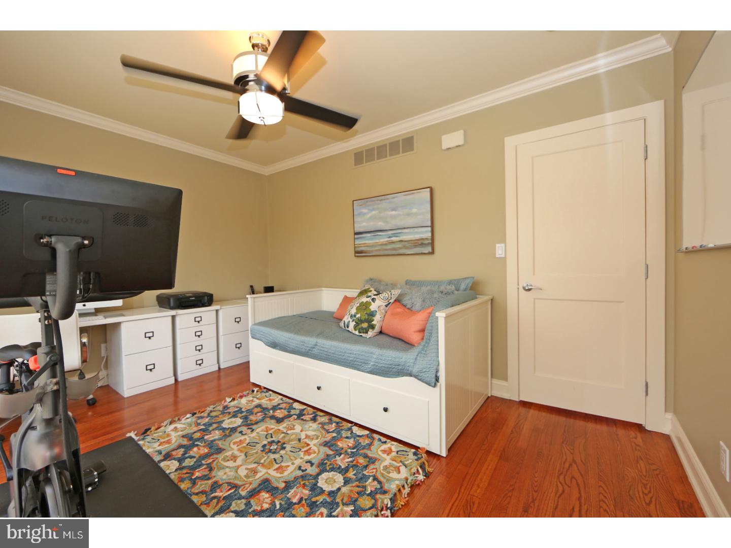 QUEEN VILLAGE - Residential