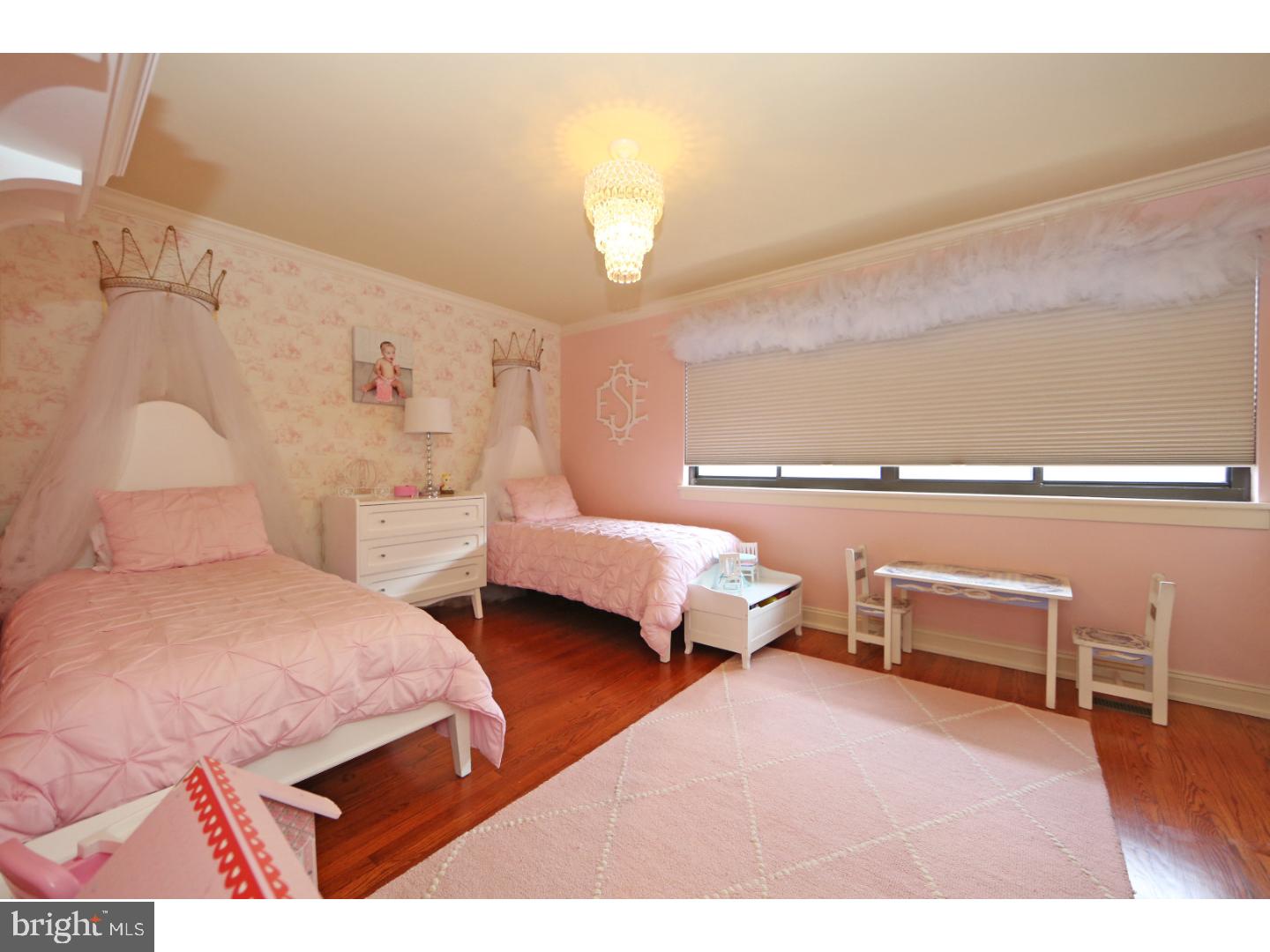 QUEEN VILLAGE - Residential