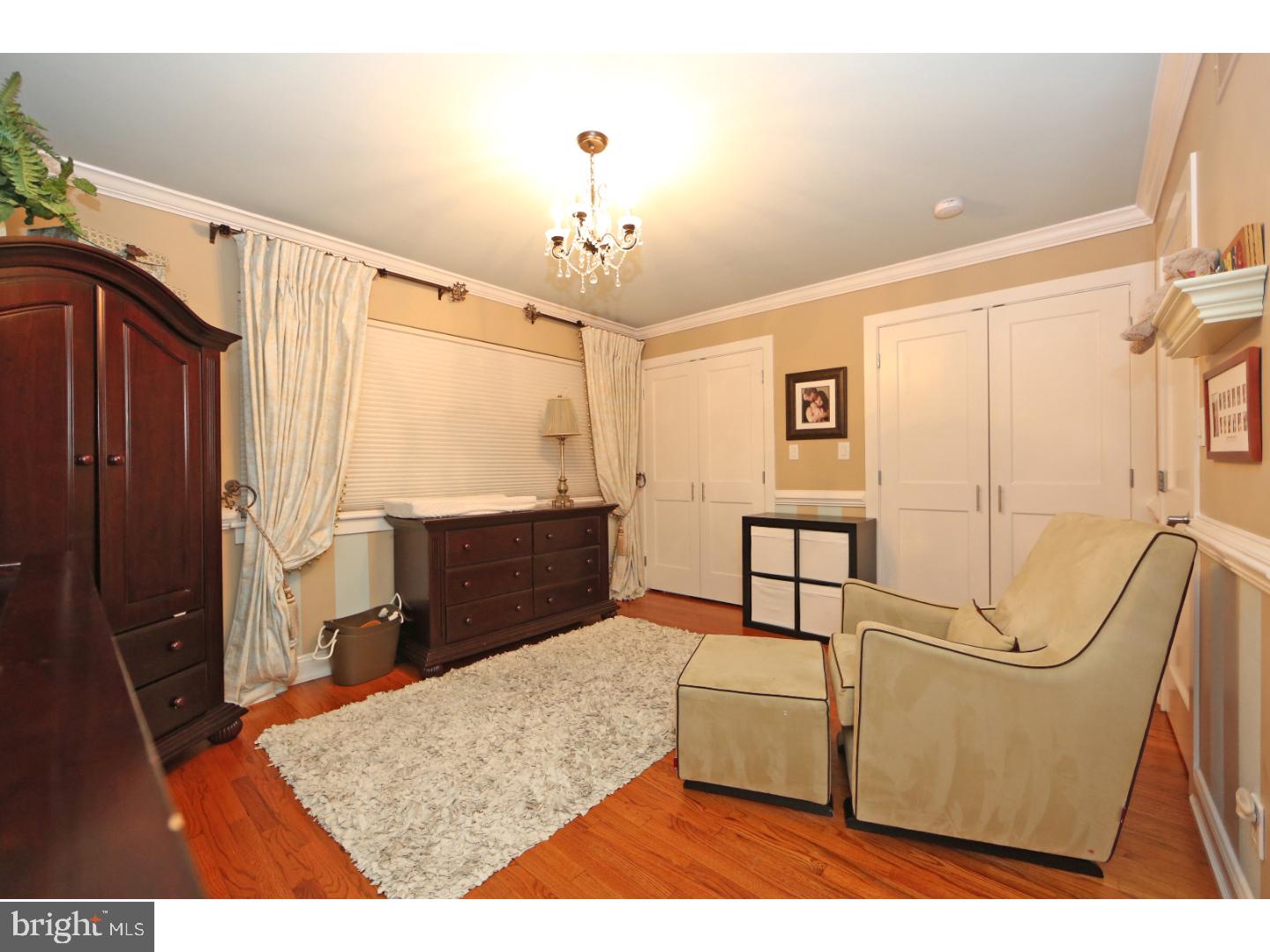 QUEEN VILLAGE - Residential