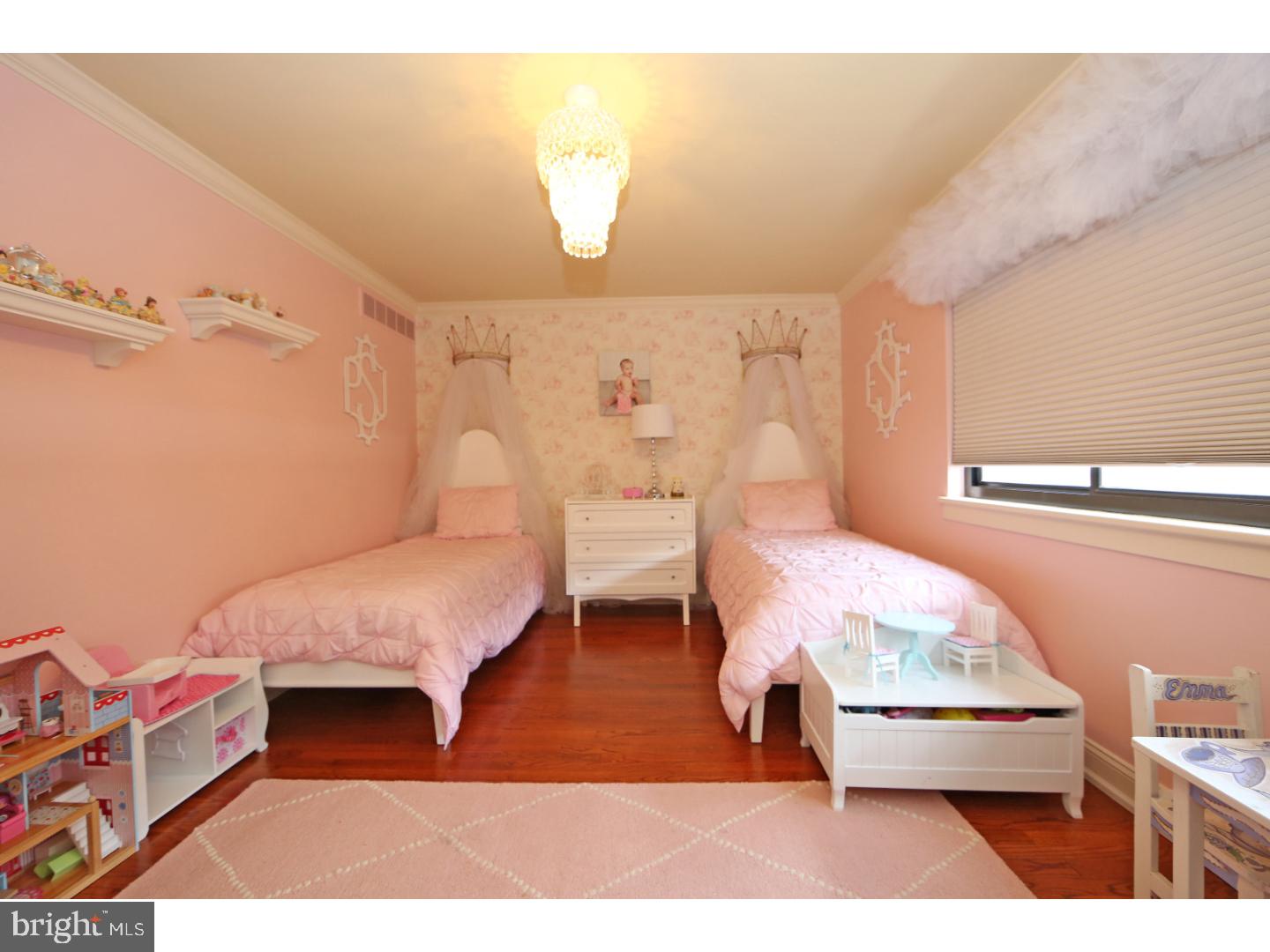 QUEEN VILLAGE - Residential