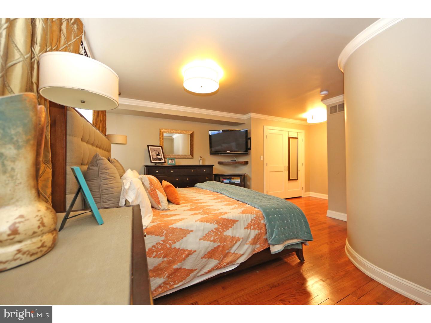 QUEEN VILLAGE - Residential