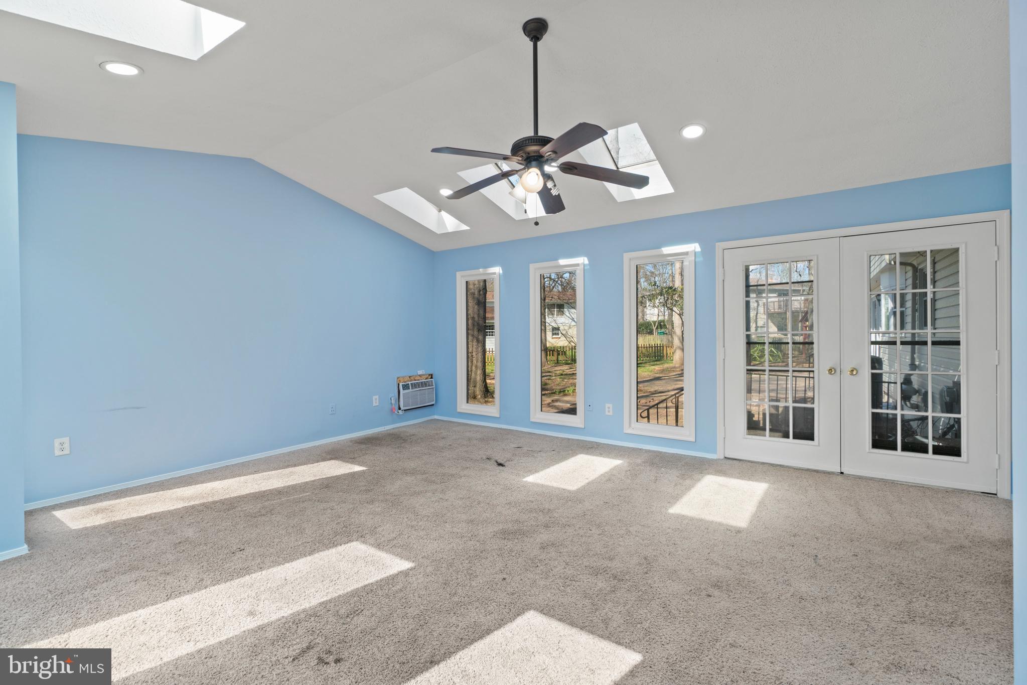 COUNTRY CLUB - Residential