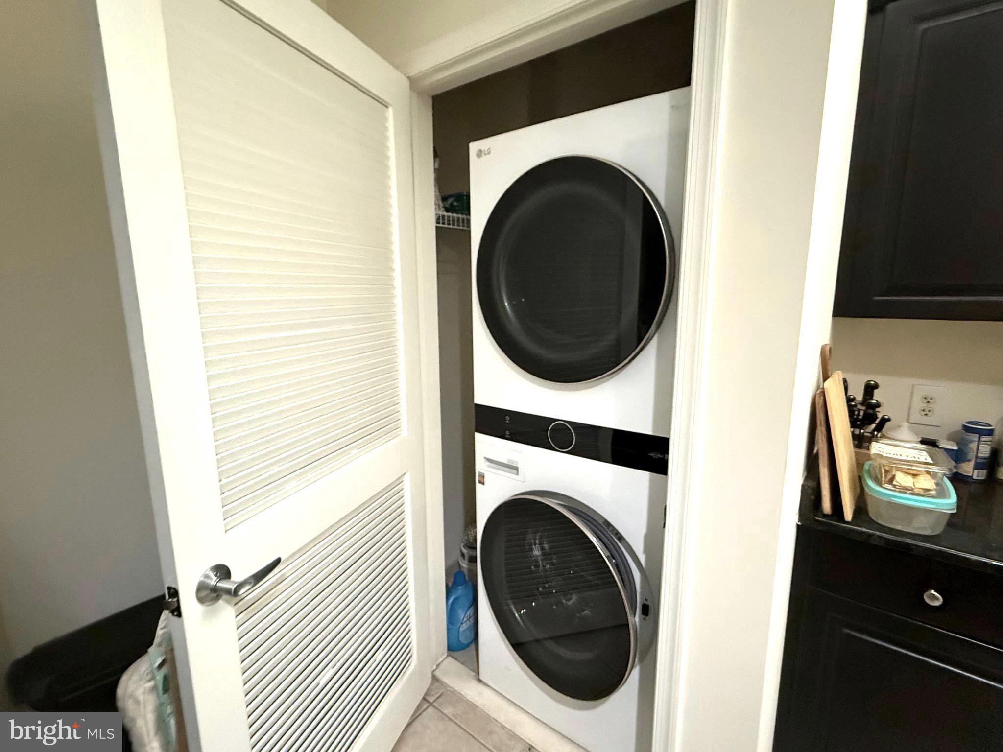 LOGAN SQUARE - Residential